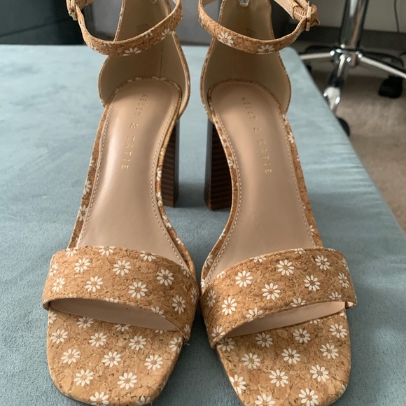 Beautiful Floral Design Sandal Block Heels - Like New, Sz. 7 - Picture 3 of 3